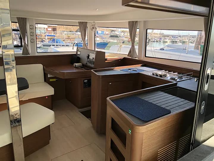 Lagoon 42 in Salerno - Photo 4