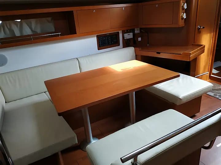 Oceanis 45 in Procida / Marina di Procida - Photo 4