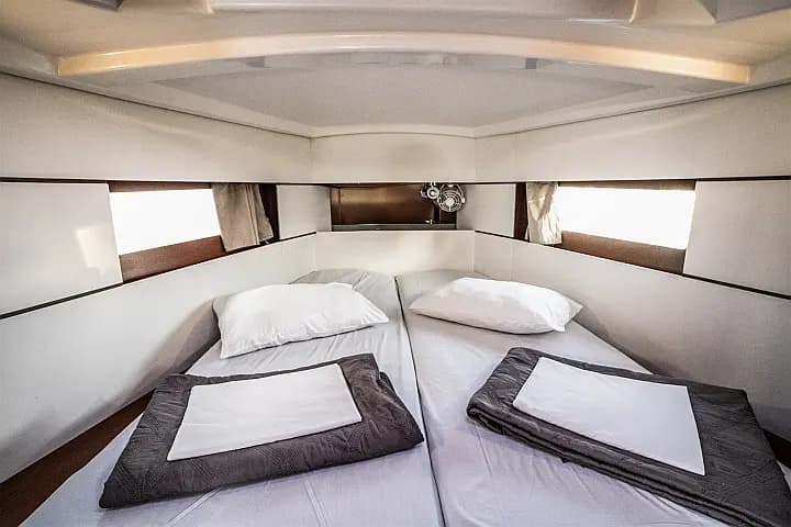 Oceanis 38.1 in Athens / Alimos Marina - Photo 4