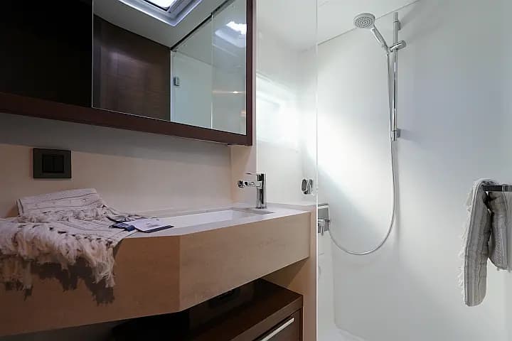 Lagoon 46 in Salerno - Photo 5