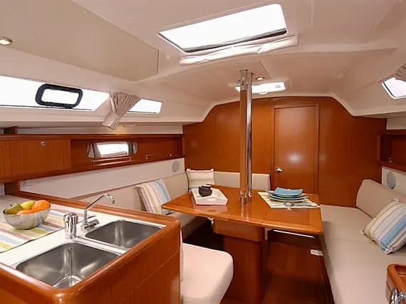 Oceanis 34 in Altefähr Harbor - Photo 3