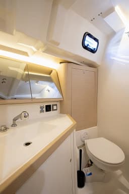 Oceanis 46.1 in Sicily / Capo d'Orlando Marina thumbnail 19