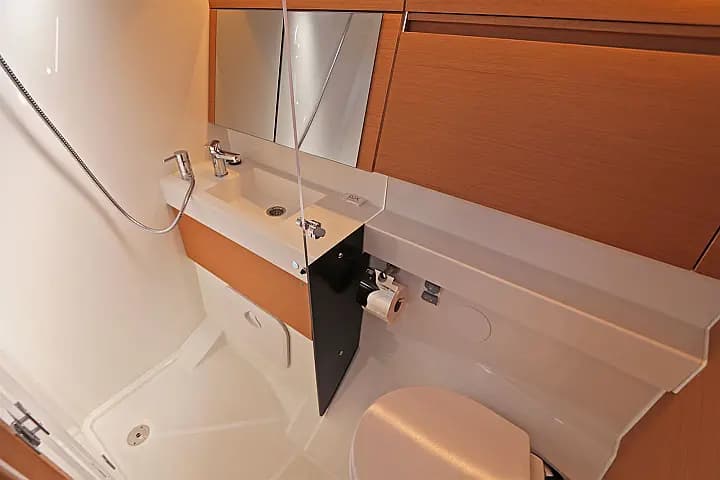 Sun Odyssey 410 in Lavrion Main Port - Photo 4