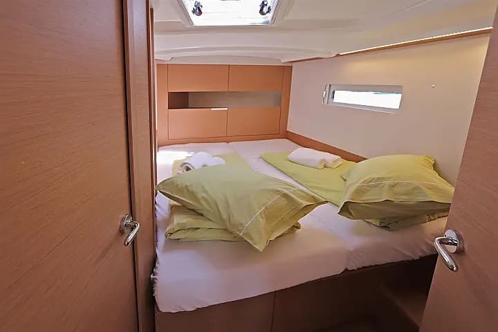 Sun Odyssey 410 in Lavrion Main Port - Photo 5