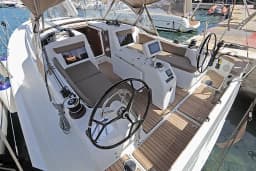 Sun Odyssey 410 in Lavrion Main Port thumbnail 6