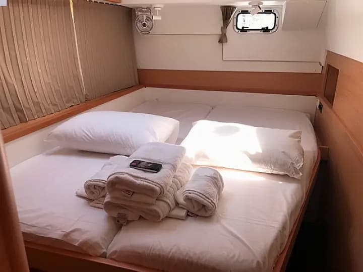 Lagoon 400 S2 in Lavrion Main Port - Photo 4