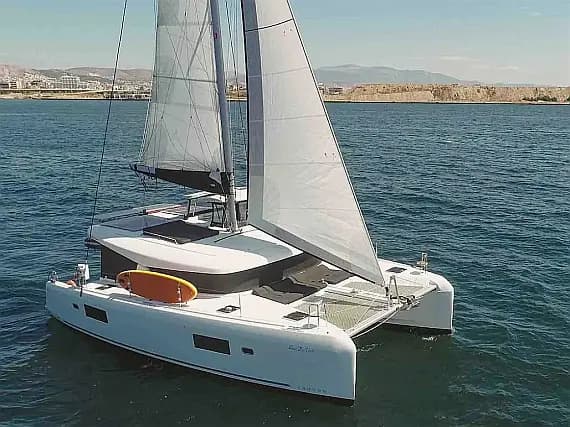 Lagoon 42 in Paros port - Photo 1