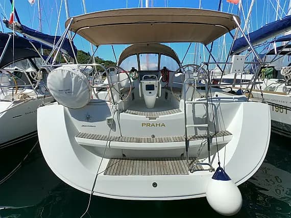 Sun Odyssey 42 in Sardinia / Portisco / Marina di Portisco - Photo 1
