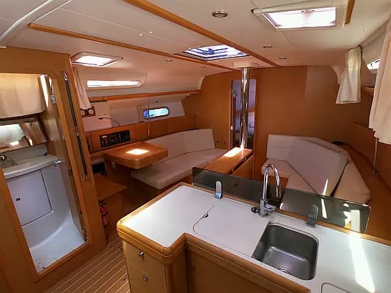 Sun Odyssey 42 in Sardinia / Portisco / Marina di Portisco - Photo 3