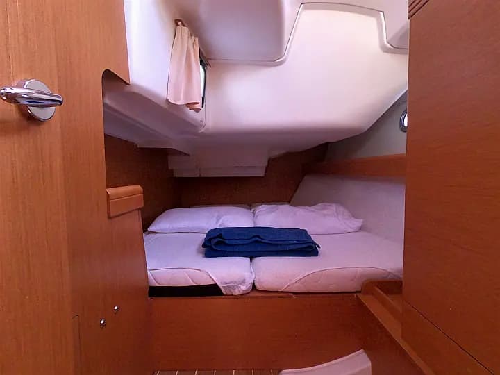 Sun Odyssey 42 in Sardinia / Portisco / Marina di Portisco - Photo 4