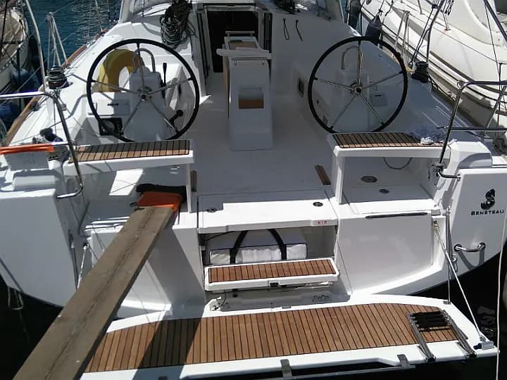 Oceanis 38 in Procida / Marina di Procida - Photo 2