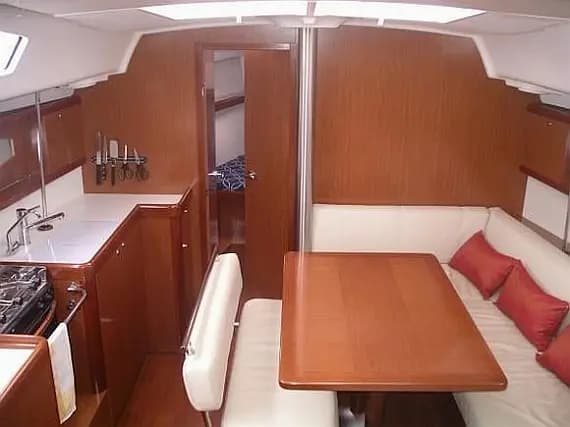 Oceanis 40 in Volos / Port of Volos - Photo 3