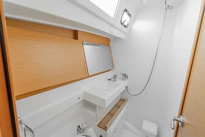 Sun Odyssey 490 in Lefkada / Nydri / Hotel Armonia - Photo 4