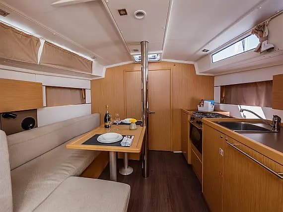 Oceanis 38.1 in Trogir / ACI Marina Trogir - Photo 3