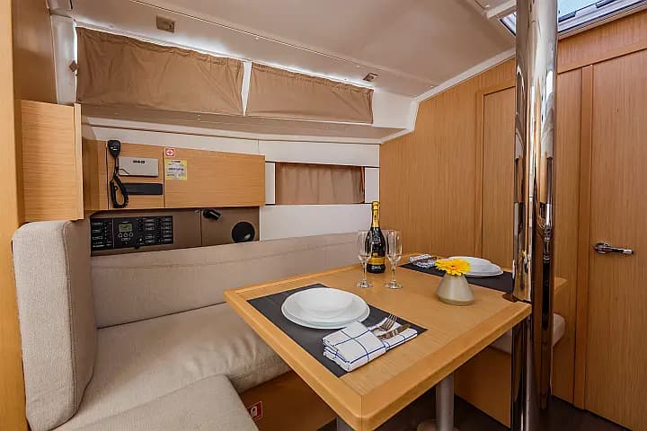 Oceanis 38.1 in Trogir / ACI Marina Trogir - Photo 5