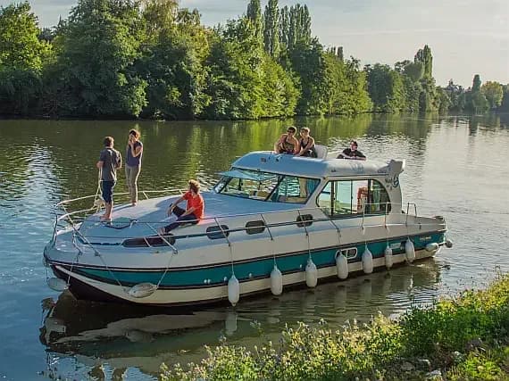 Nicols Sedan 1310 in Sablé-sur-Sarthe - Photo 1