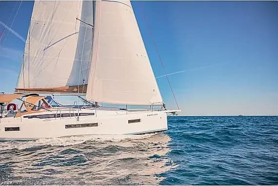 Sun Odyssey 410 in Lavrion Main Port - Photo 1